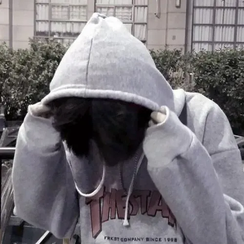 Hình avatar cute nam buồn giữa phông nền đơn sắc