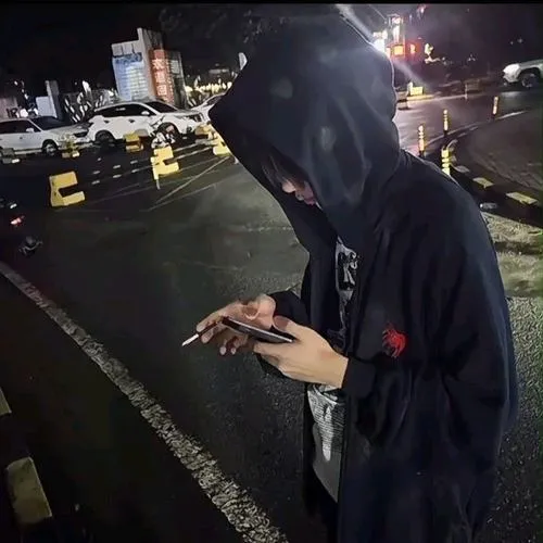 Tông màu lạnh gợi cảm xúc nội tâm trong không gian vắng