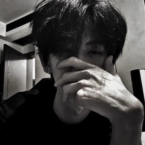 Ảnh profile nam buồn tối màu, càng nhìn càng thấy cô độc