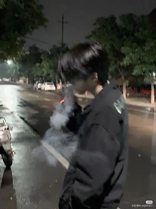 Hình đại diện ngầu nhấn trang phục đơn giản tăng trầm lắng