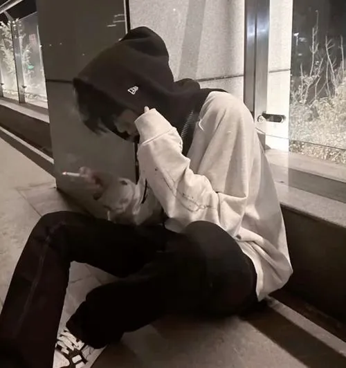 Ảnh đại diện ngầu khắc họa ít biểu cảm lạnh màu