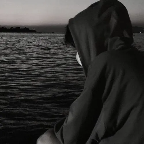 Ảnh avatar buồn nam với dáng người khép kín trầm lắng