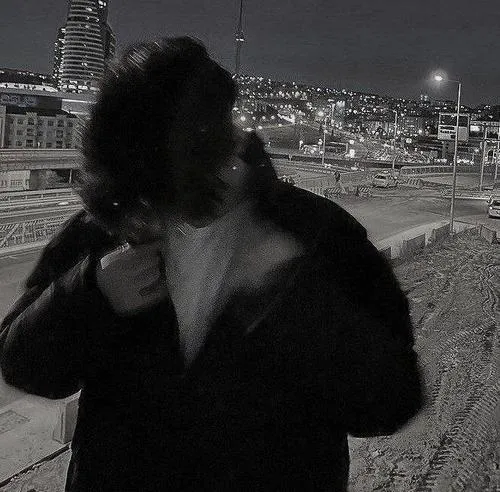 Hình đại diện cute thể hiện cảm xúc nội tâm qua tông màu lạnh