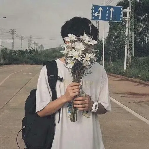 Ảnh avatar buồn nam với ánh mắt trầm trong không gian cô độc