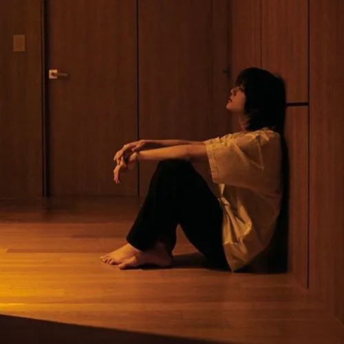 Mái tóc buông che ánh mắt buồn giữa đêm khuya tĩnh lặng