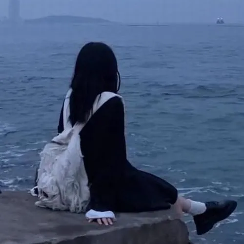 Ảnh cá nhân Zalo nữ trống vắng giữa phông nền tối giản