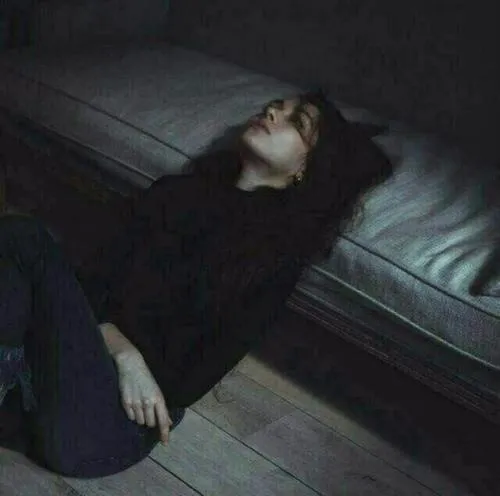 Ký ức chênh vênh hiện lên qua ánh sáng và màu sắc trầm