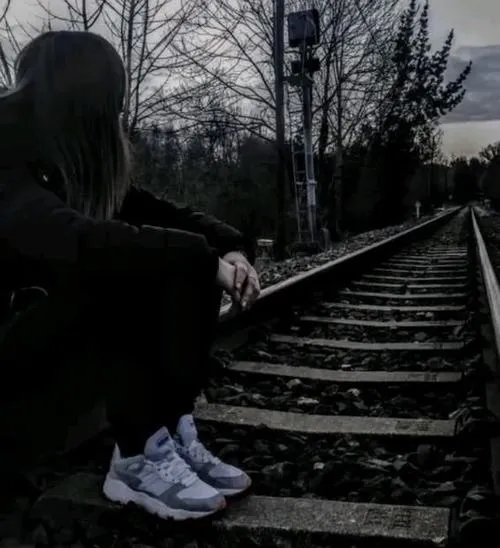 Ánh nhìn xa vắng gắn tâm trạng trong khung hình tối