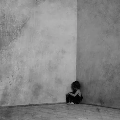 Không gian tăng cảm giác cô đơn qua ánh sáng và bố cục