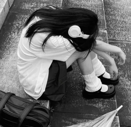 Hình profile nữ tĩnh lặng cùng khuôn mặt nghiêng tối