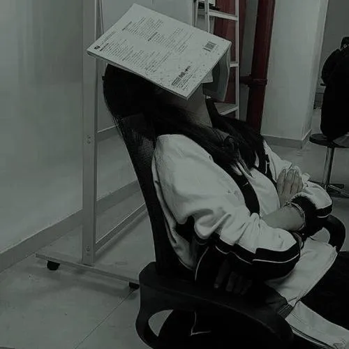 Avatar dễ thương nữ trầm buồn với phông nền giản lược