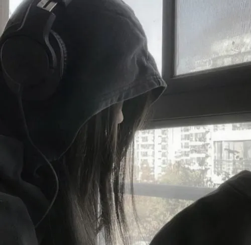 Nhân vật nữ đứng lặng giữa khoảng tối gợi tâm trạng cô đơn