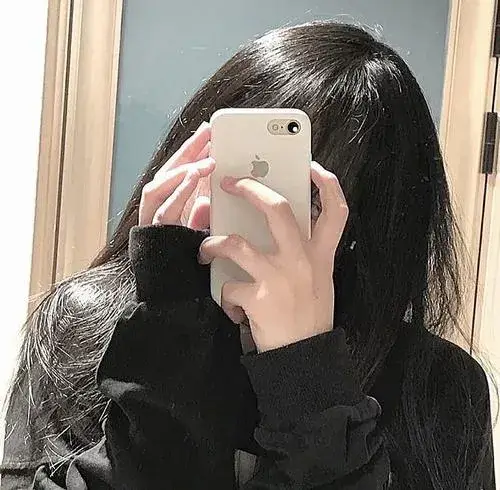 Hình profile tối giản tập trung bố cục và khuôn mặt