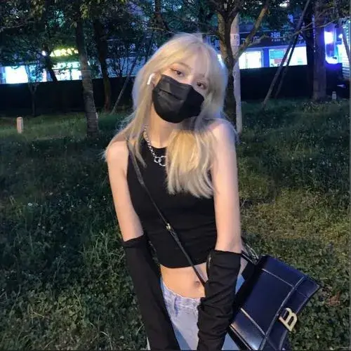 Hình profile tối giản tôn làn da mịn cùng ánh sáng dịu nhẹ