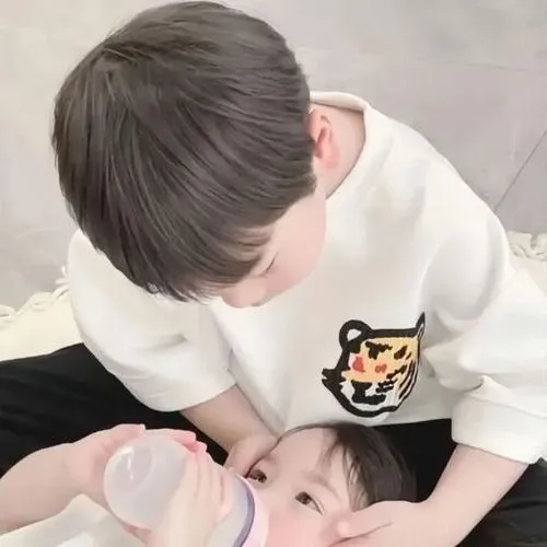 Hai em bé với ánh mắt tròn tạo thiện cảm