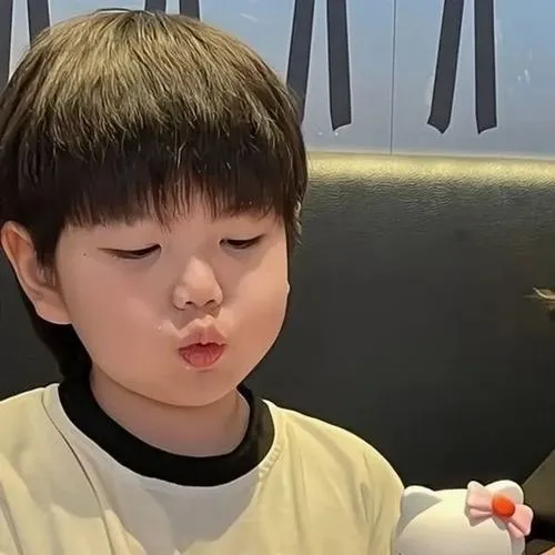 Ảnh đại diện aesthetic Hàn nhấn ánh sáng nhẹ nhàng