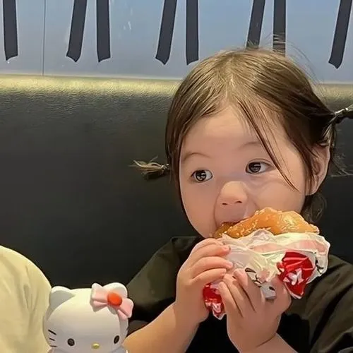 Cặp em bé phối phong cách gồm màu sắc hài hòa