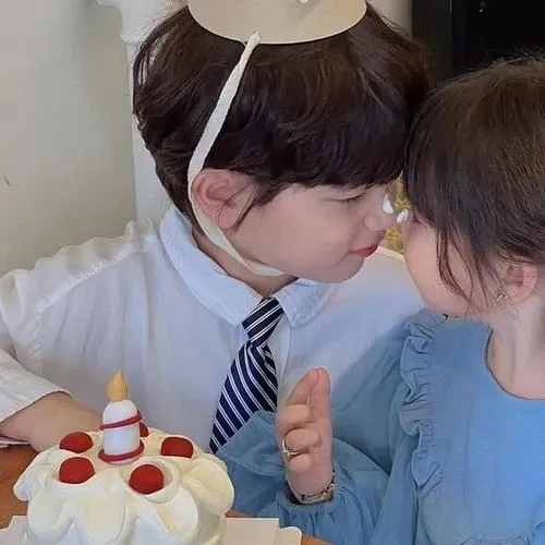 Hai em bé đứng gần nhau tăng sự đồng bộ đáng yêu