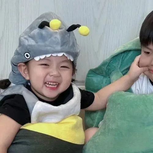 Hai em bé với cảm xúc gồm sự hồn nhiên rõ nét