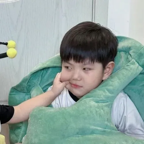 Hai em bé tạo cảm giác hồn nhiên tự nhiên