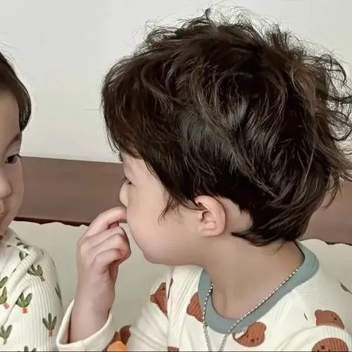 Hai em bé với biểu cảm gồm nụ cười đầy thân thiện