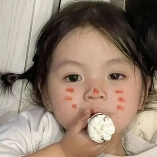 Cặp em bé thể hiện sự gắn kết rất thân thiện