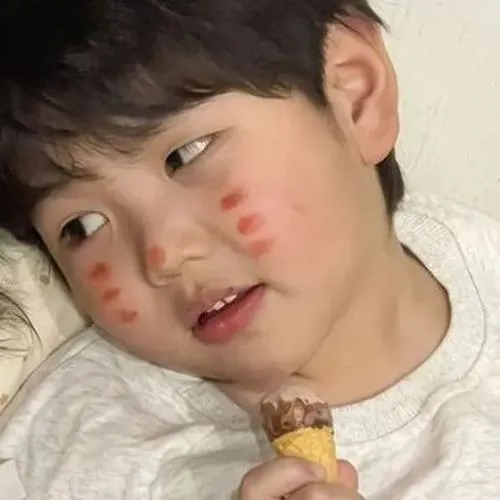 Cặp em bé kết hợp bố cục gồm khoảng trống tinh tế