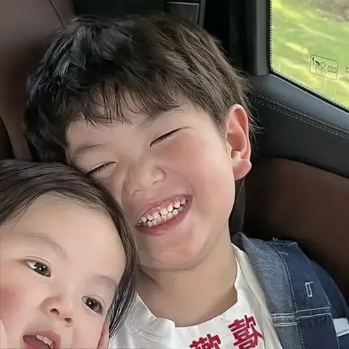 Ảnh đại diện ảnh đại diện đôi nhấn nụ cười nhẹ