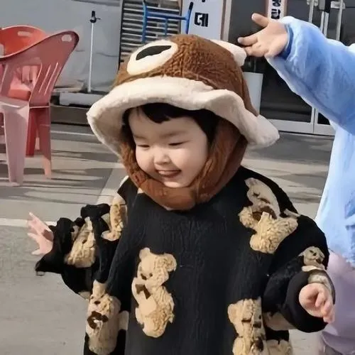 Cặp em bé phối ánh sáng làm nổi da sáng