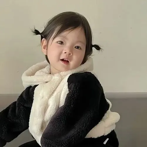 Hai em bé nổi bật da sáng trên nền đơn sắc