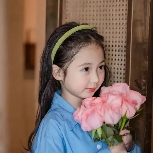 Cặp em bé với đôi má phúng phính nhìn là muốn lưu