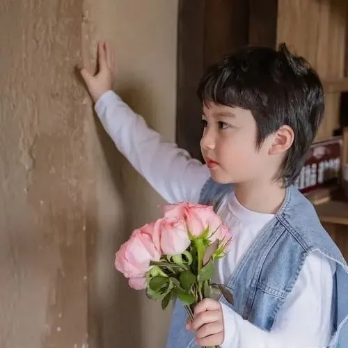 Cặp em bé đứng cạnh nhau tạo tính đồng bộ đáng yêu