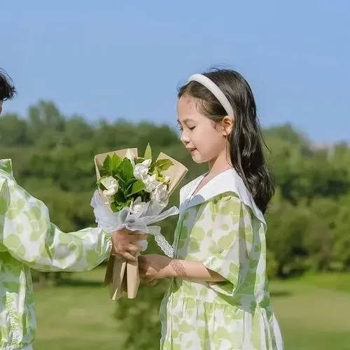 Ảnh đại diện em bé đôi mang nét dễ thương và cảm giác hồn nhiên