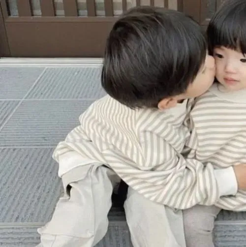 Cặp em bé phối nét vẽ đường cong trông đáng yêu