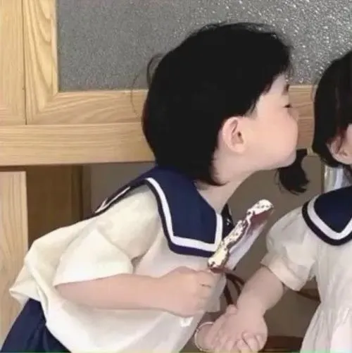 Ảnh cá nhân Zalo minimal cute làm nổi ánh mắt tròn