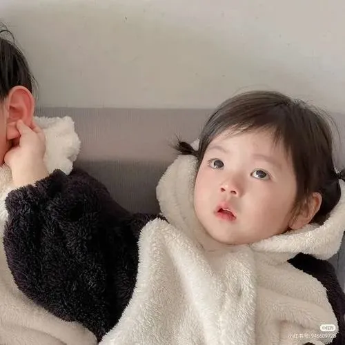 Hình đại diện em bé màu sắc pastel với ánh mắt tròn dịu dàng