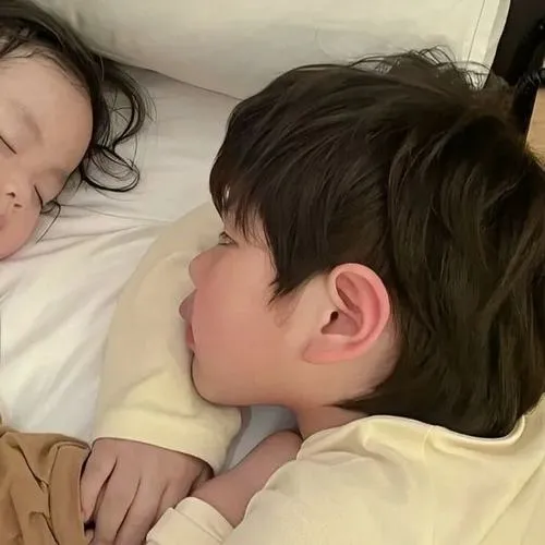 Cặp em bé mang cảm giác bảo vệ rất dịu dàng