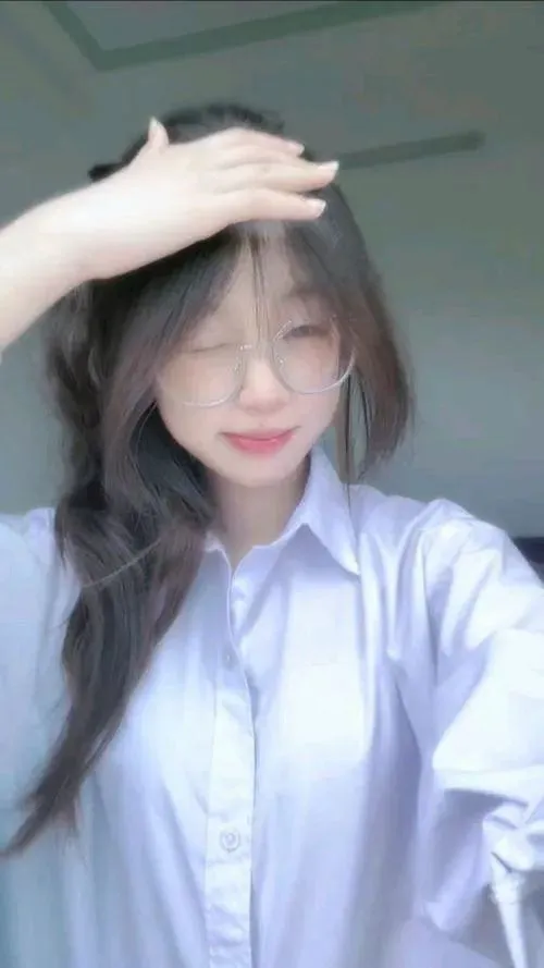 Hình profile gương mặt dễ thương chụp góc chụp đời thường