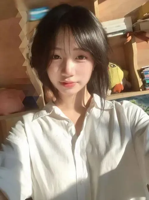 Hình profile cô bạn tuổi teen bên cửa sổ đón ánh nắng nhẹ