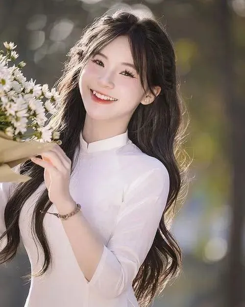 Ảnh đại diện vẻ đẹp học trò bên bàn học trong lớp học