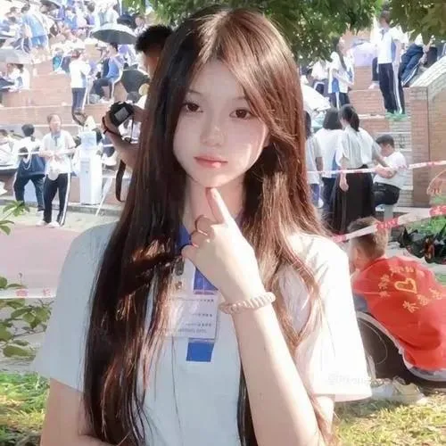 Ảnh avatar cô bạn tuổi teen với biểu cảm rất đời tự nhiên