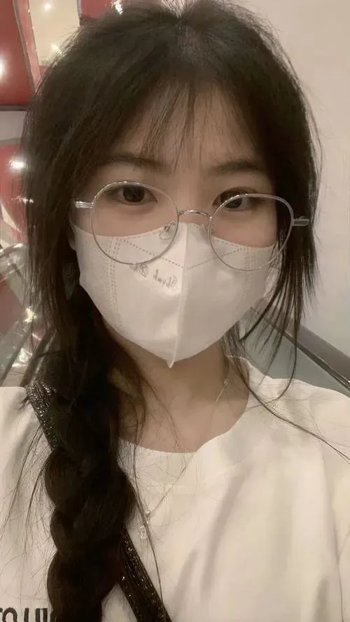 Ảnh avatar nữ sinh xinh khoe khuôn mặt và tóc mái