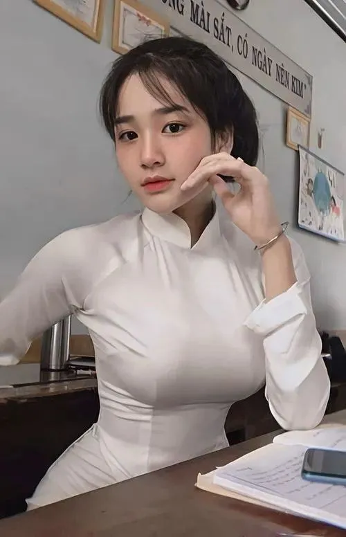 Hình profile thiếu nữ trẻ dùng điện thoại chụp ảnh rất tự nhiên