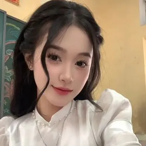 Ảnh đại diện cô bạn tuổi teen với trang phục học đường giản dị