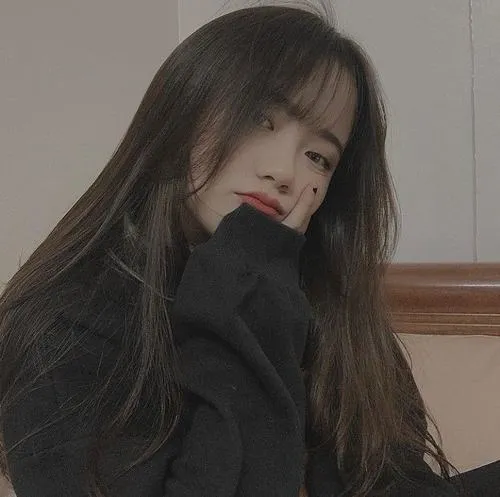 Hình profile thiếu nữ trẻ chụp ánh sáng ban ngày tôn làn da tự nhiên