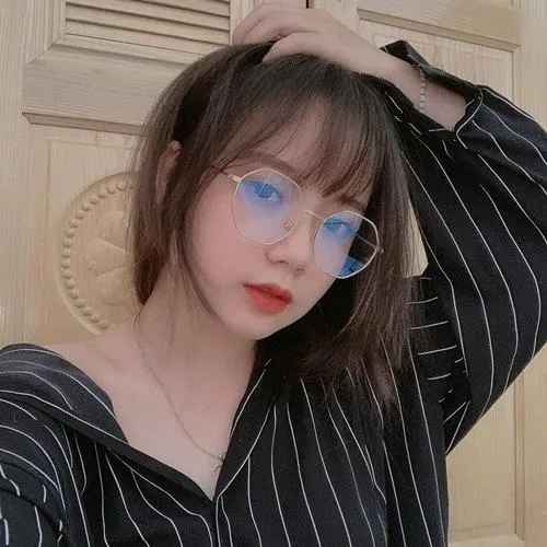 Ảnh đại diện cô bạn tuổi teen với ánh mắt trong veo và nụ cười học trò