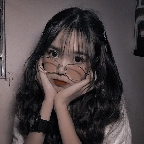 Ảnh avatar nữ sinh trung học với nụ cười nhẹ rất dễ mến