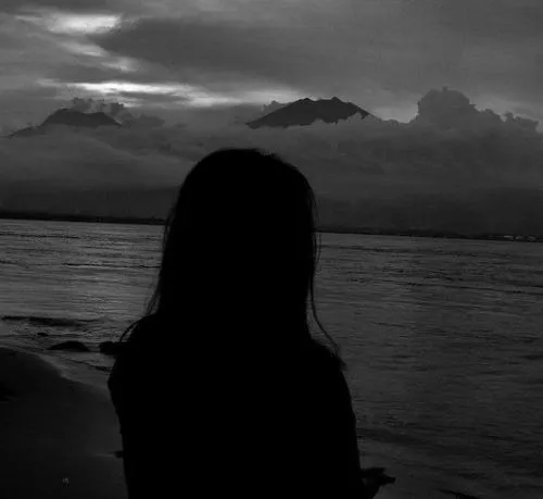 Ảnh đại diện màu đen và lý do nhiều người chọn lúc cô đơn