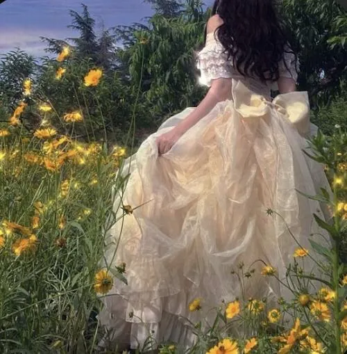 Ảnh trang cá nhân trắng mang avatar nghệ thuật tinh tế