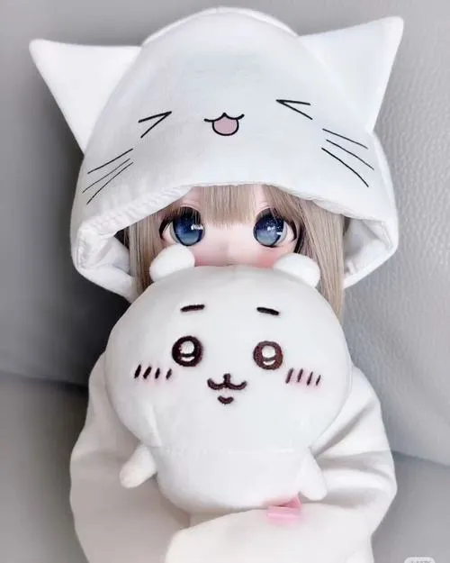 Bố cục nền trắng rộng mở giúp khuôn mặt nổi bật và sạch mắt